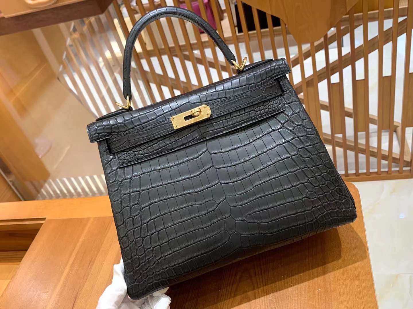 fb638e_4a409840822843b9a37718bdbe651174mv2.jpg Kelly 25 American Crocodile Matte Black - Image 1