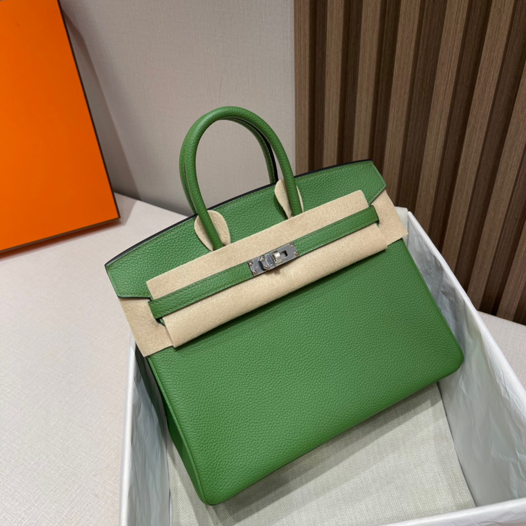 fb638e_4af7ff9d21f64f20bc53cfb33f7f3a6cmv2.jpg Birkin 25 Togo Lawn Green - Image 1