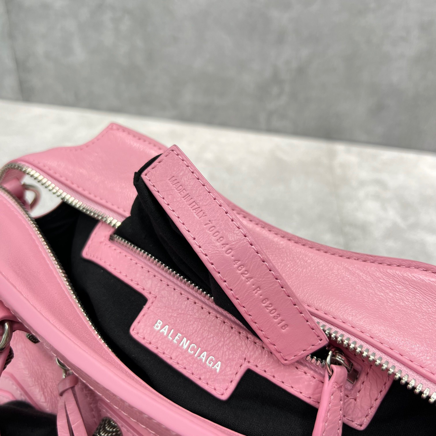 Balenciaga Neo Cagole 26 Oil Wax Pink - Image 10