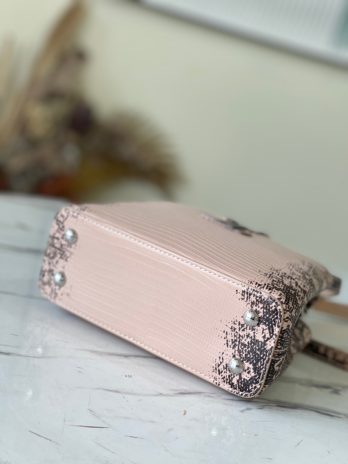 Louis Vuitton Capucines Mini Handbag in Khaki Lizard - Image 5