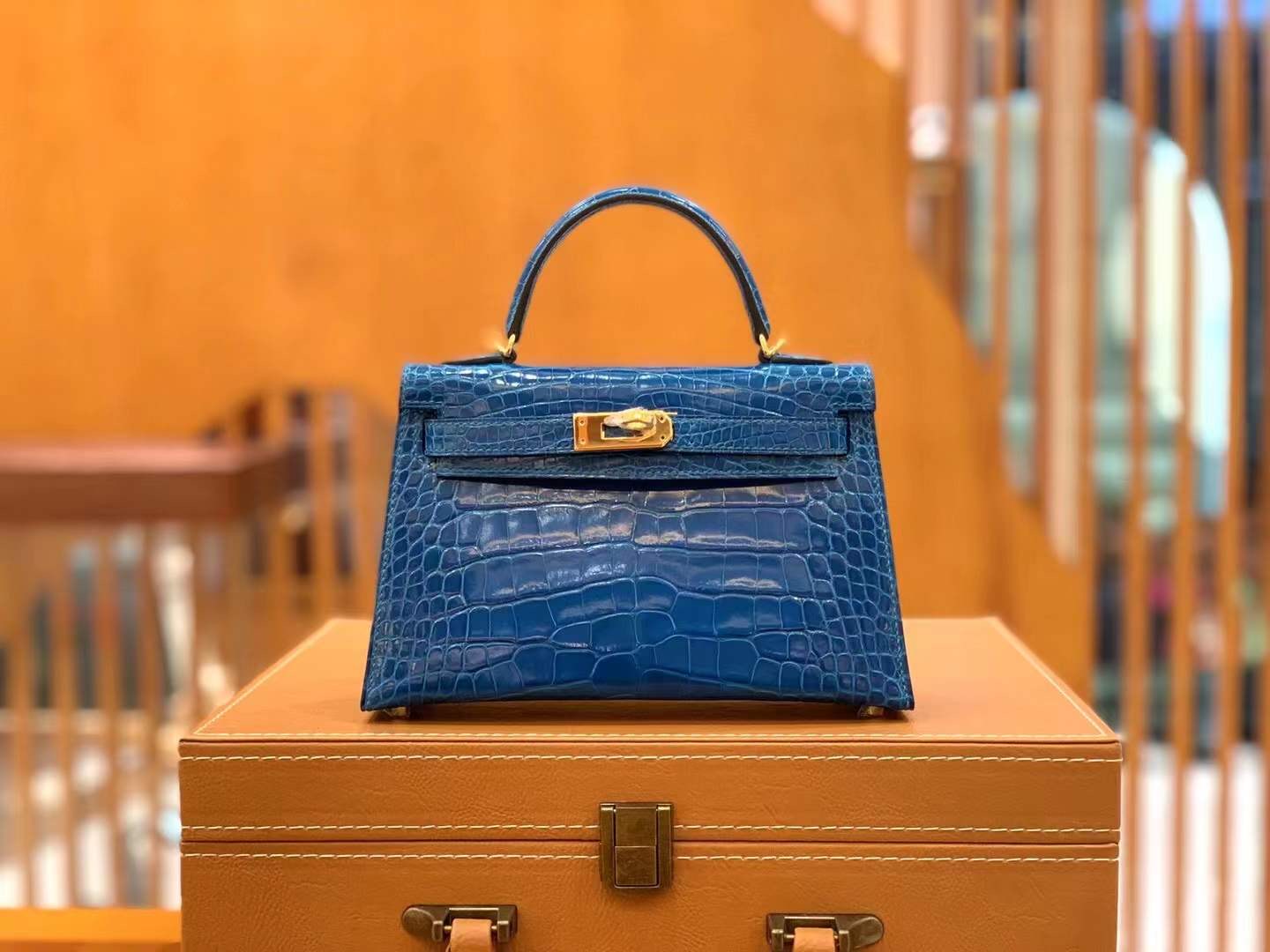 fb638e_4f60e961b15f43c58e472f69c1367f7emv2.jpg Mini Kelly Crocodile Izmir Blue - Image 1