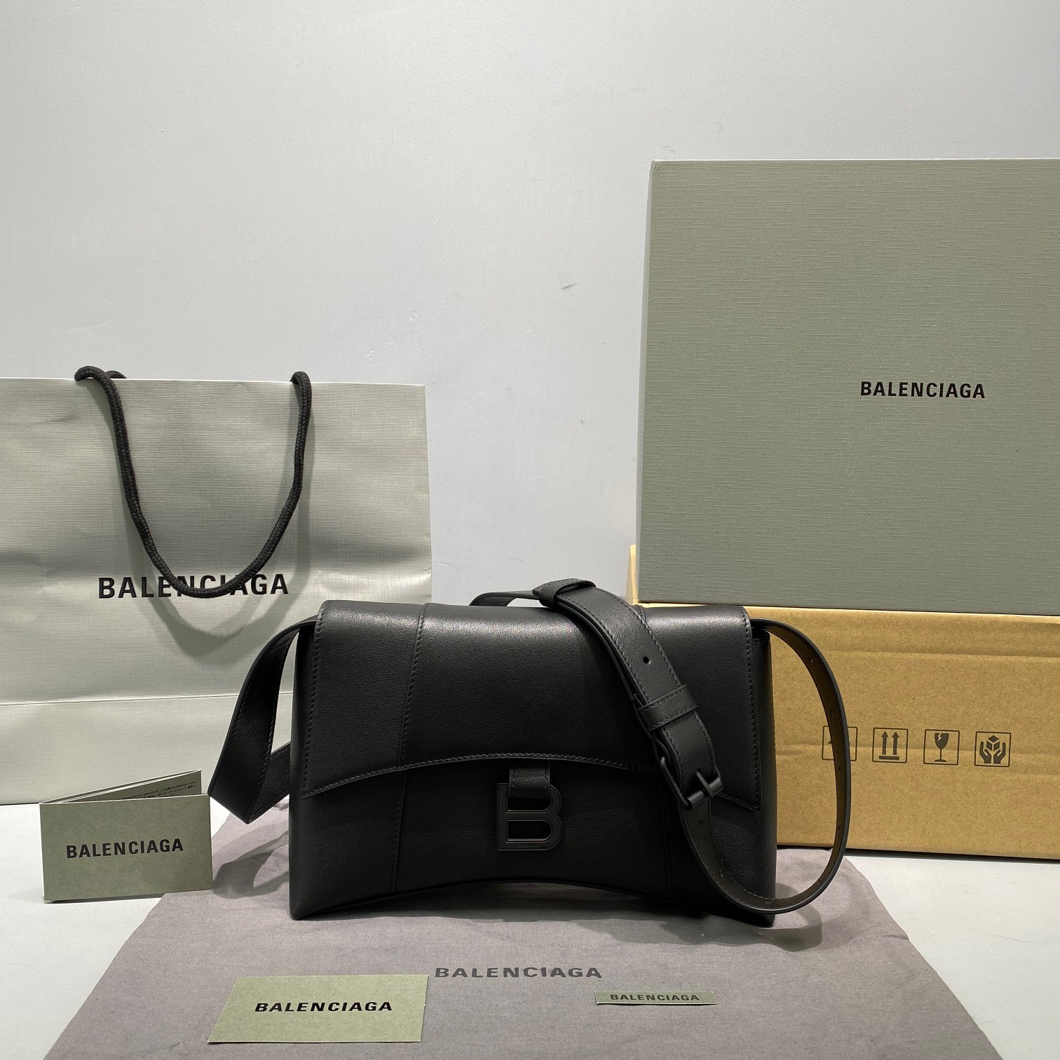 fb638e_51bda625615d4cfcba7f4c07f7bec13fmv2.jpg Balenciaga Downtown 25.5 Black - Image 1