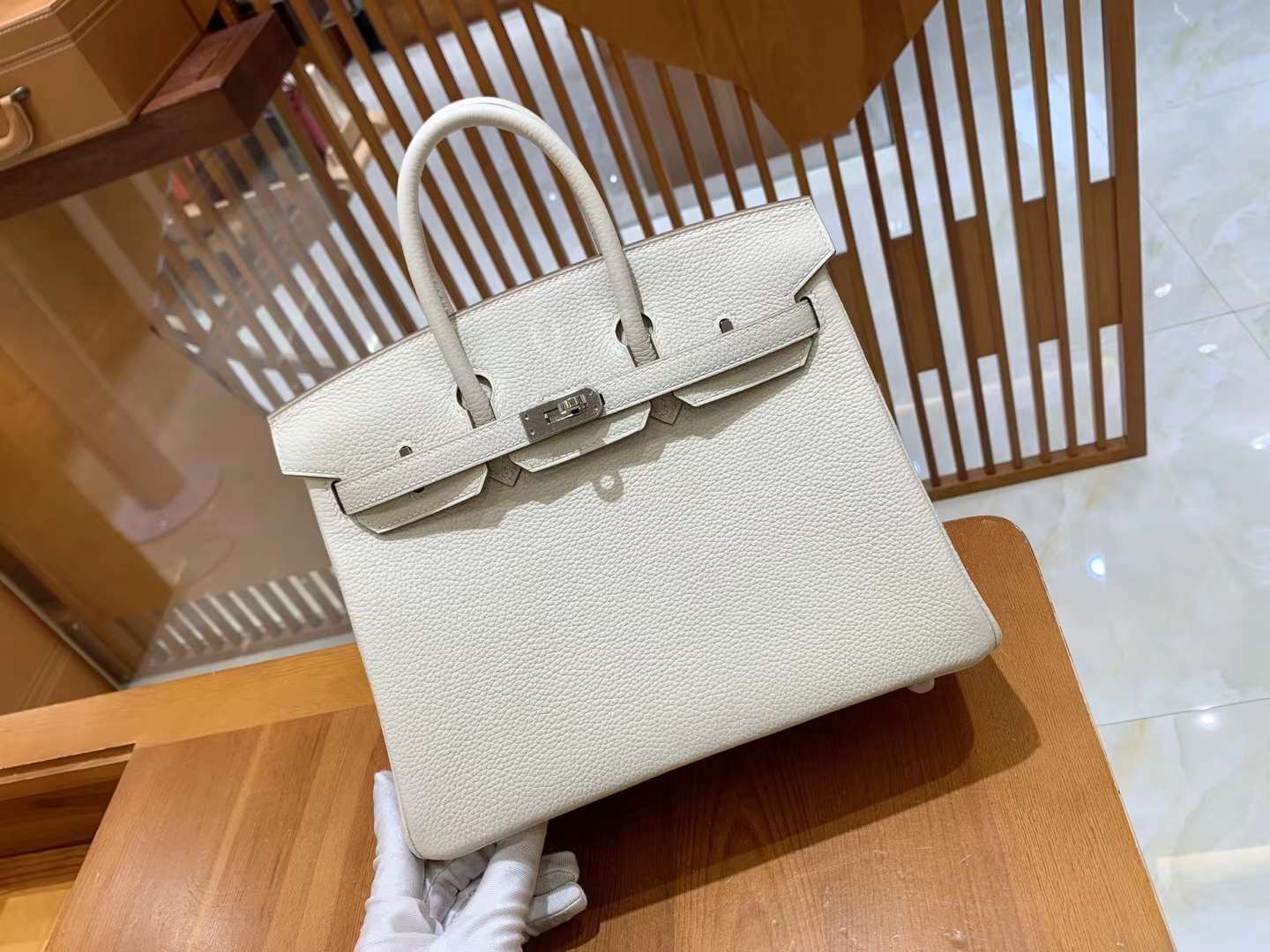 fb638e_52f3cd8bf73a4b0093a878e579516a7dmv2.jpg Birkin 25 Togo Craie - Image 1