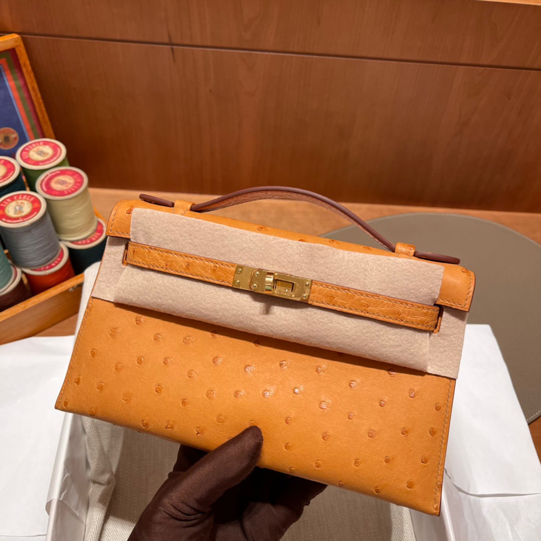 fb638e_5388a094f7cc4cc4bed5fe7cf636150amv2.jpg Kelly Pochette Ostrich Safran - Image 1