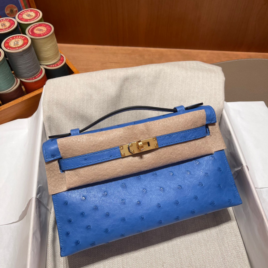 fb638e_5624fad7afb844baac5936031210755cmv2.jpg Kelly Pochette Ostrich Bleu Mykonos - Image 1