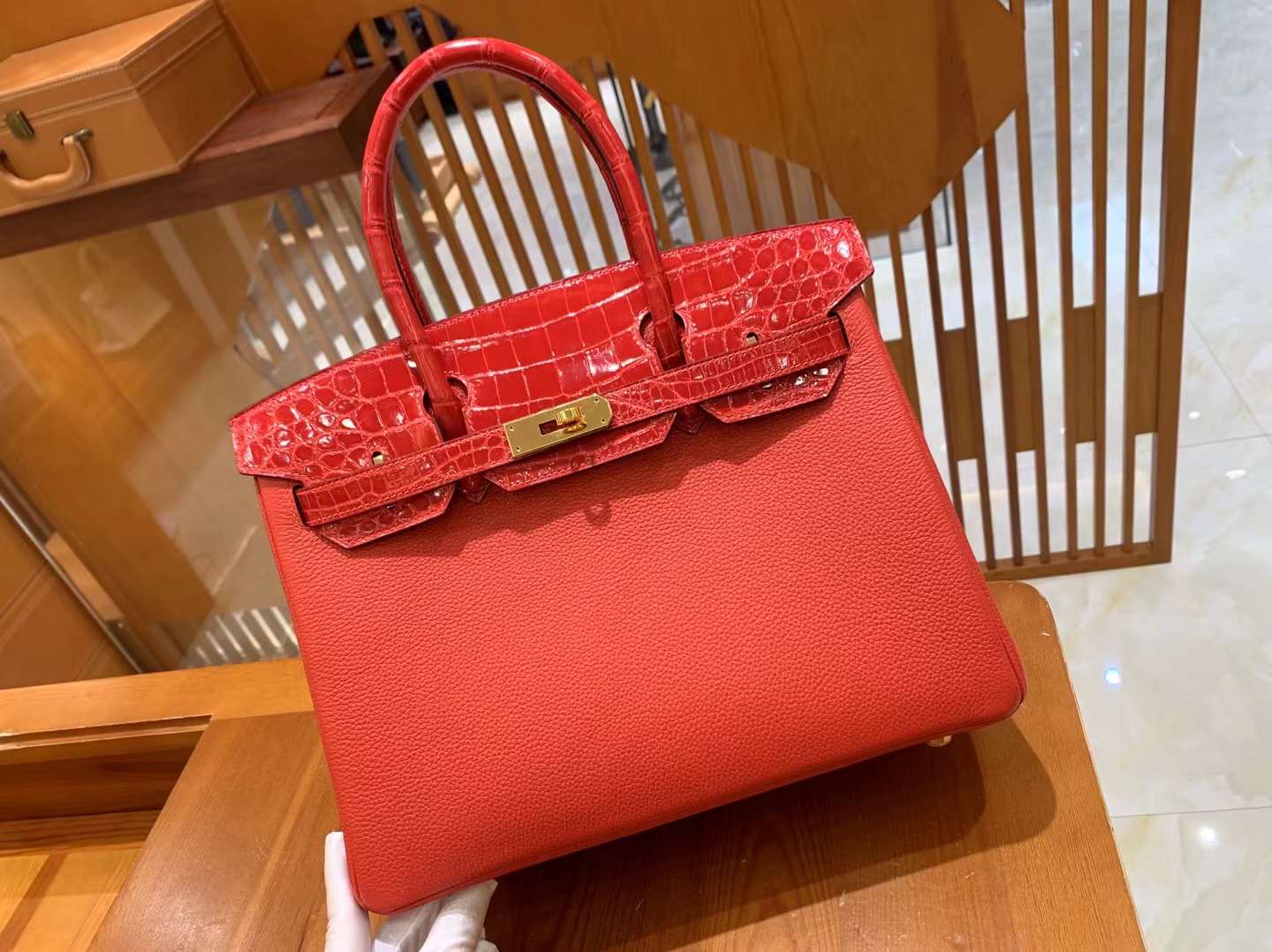 fb638e_57ead9dc74794b039e3f1b0f4d3621bcmv2.jpg Birkin Touch 30 Red - Image 1