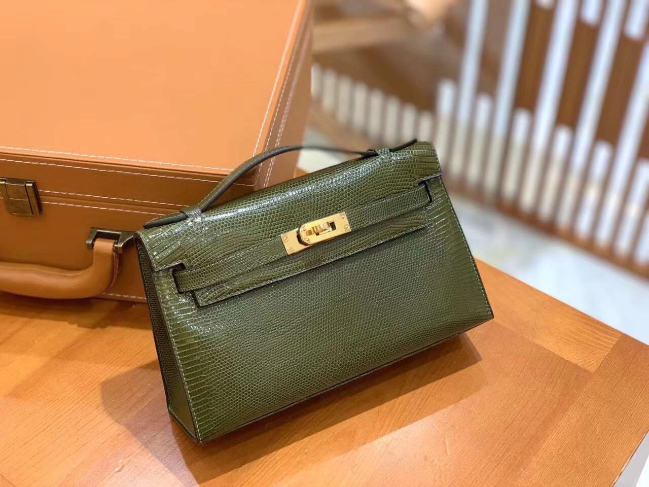 fb638e_589ce007c90141ceb8756fdfb3c623bbmv2.jpg Pochette Lizard Olive Green - Image 1