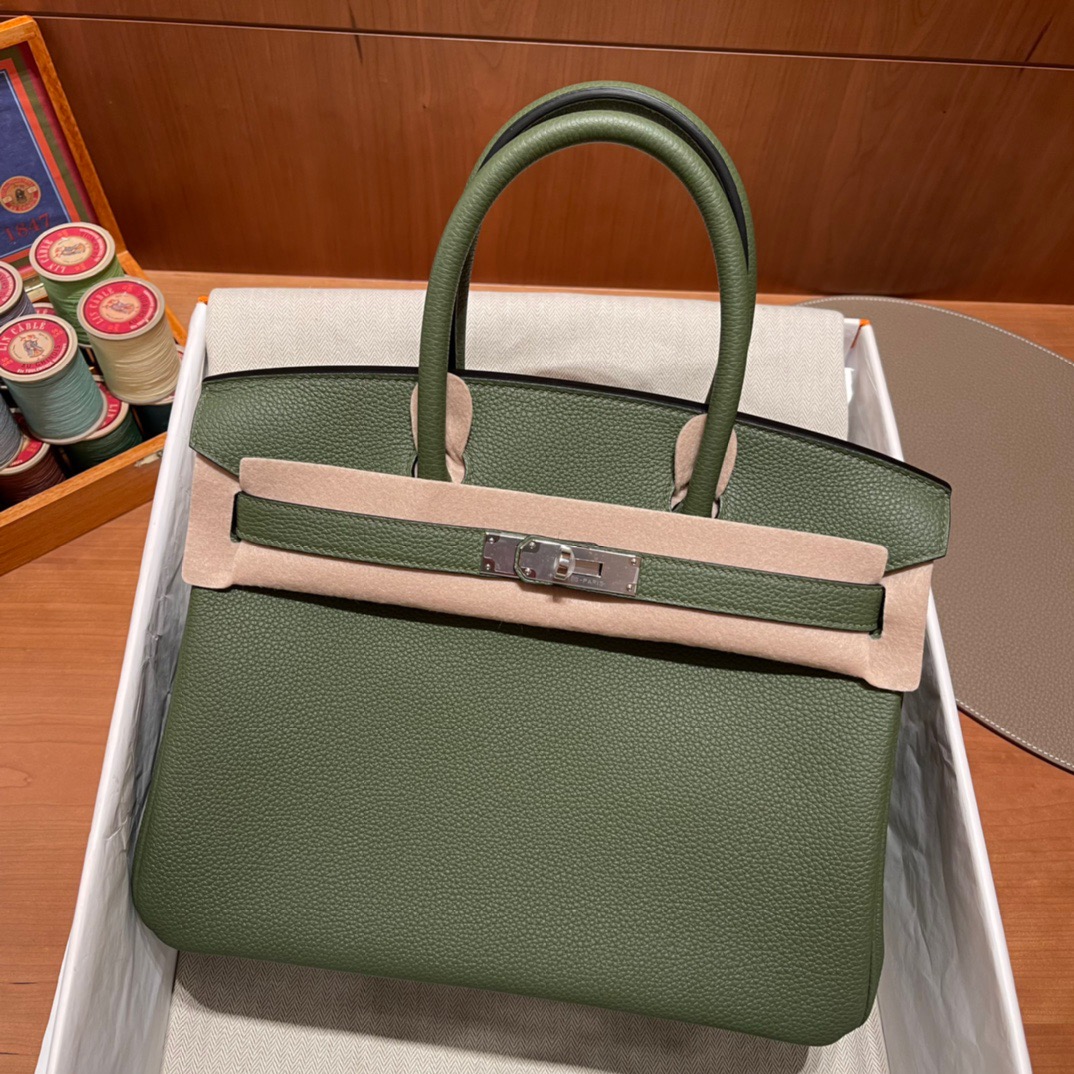 fb638e_5956ccfef46943bc88e697896f6a0bbcmv2.jpg Birkin 30 Togo Jungle Green - Image 1