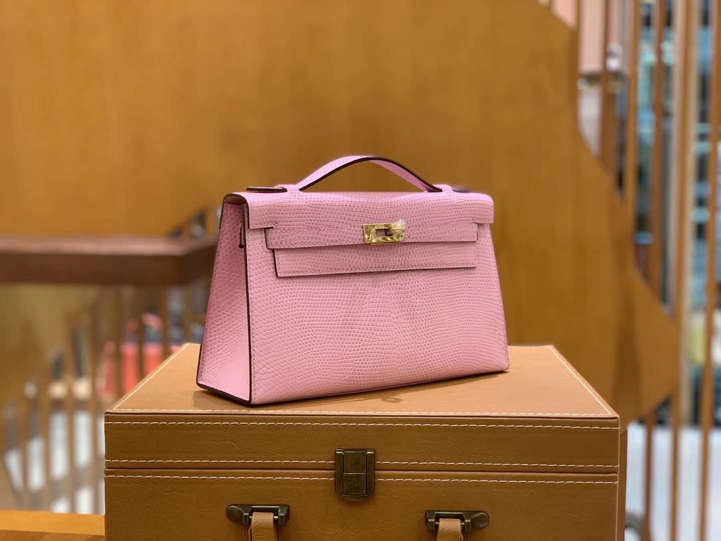 fb638e_5d1e0f99a5a4479d8f51b97ee677d5damv2.jpg Pochette Lizard Pink - Image 1