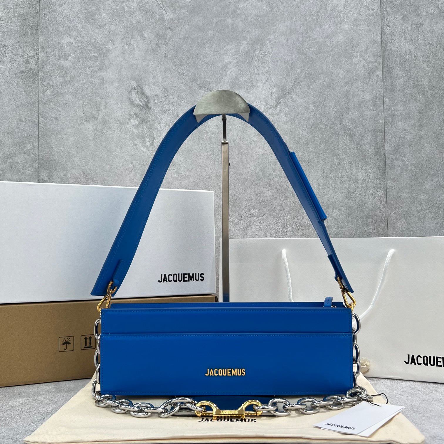 fb638e_60732e6294b2412399265f4389c37023mv2.jpg Jacquemus Le Sac Ciuciu 30 Deep Blue - Image 1
