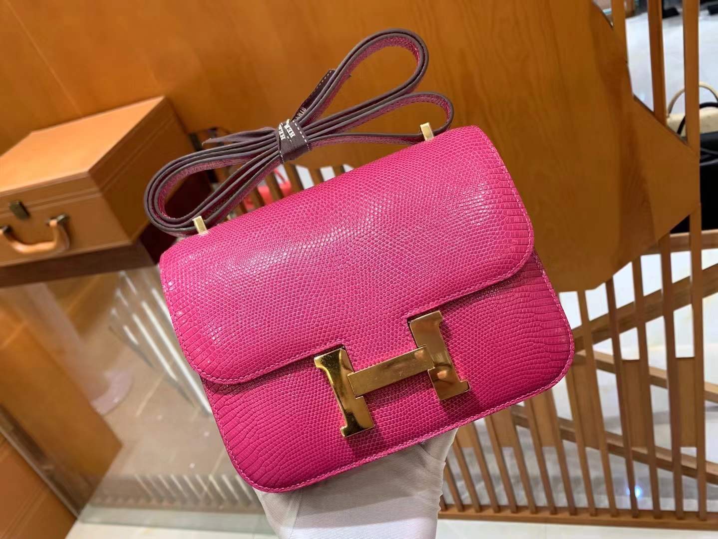 fb638e_60e1a13e9d2c40d2bcd1fc780f17a22fmv2.jpg Constance 18 Lizard Rose Extreme Pink - Image 1