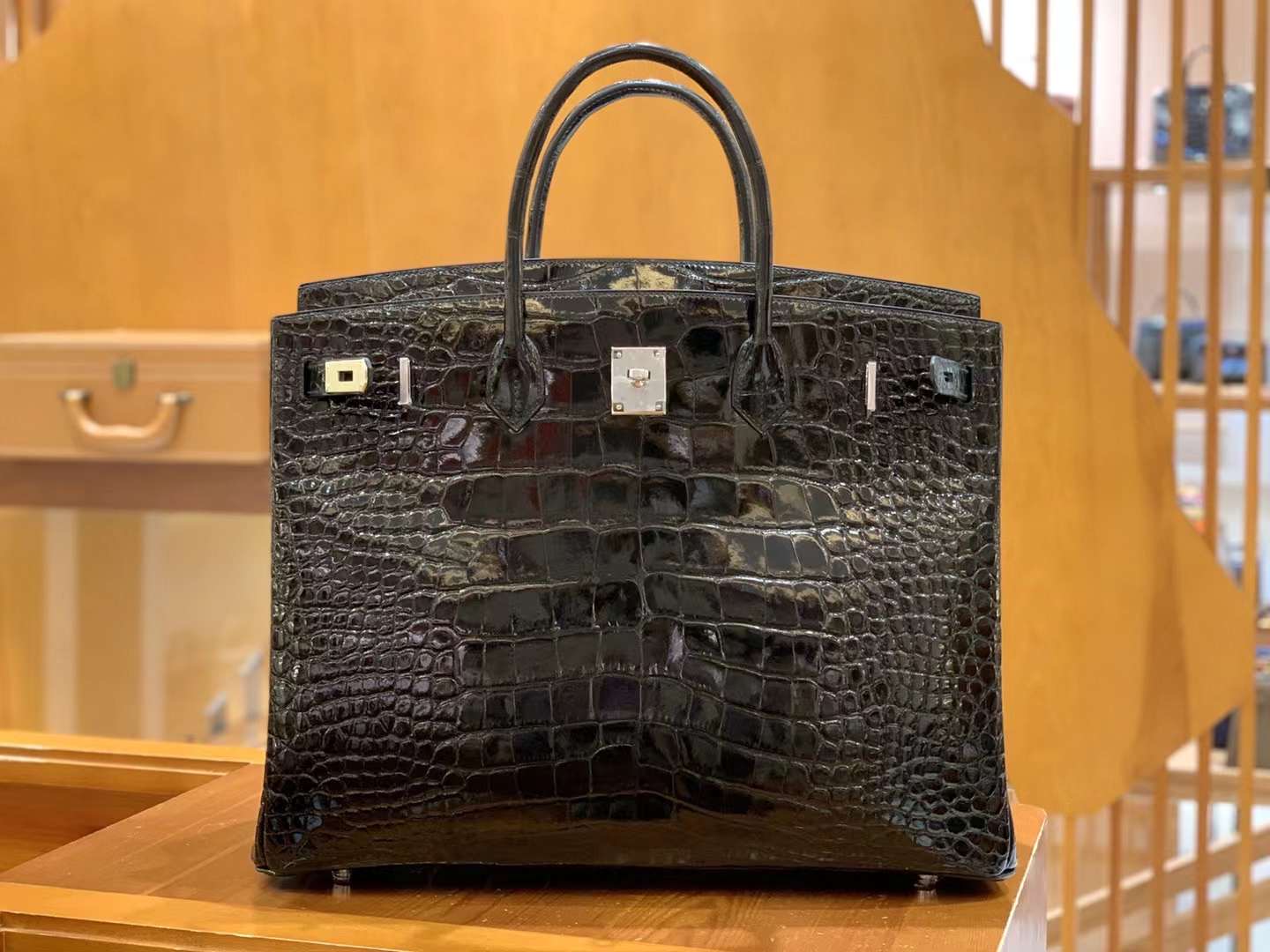 fb638e_60f4fd75e9ab4a43a3fb3dfa60bafd56mv2.jpg Birkin 40 American Crocodile Black - Image 1
