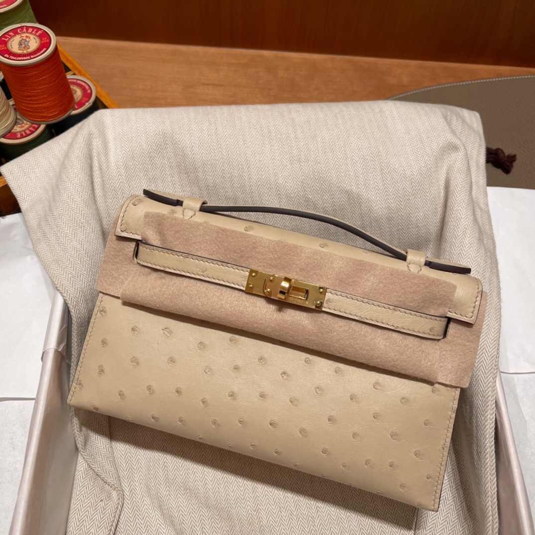 fb638e_61004ae2affe4207a27b6b7f0042006emv2.jpg Kelly Pochette Ostrich Parchemin - Image 1