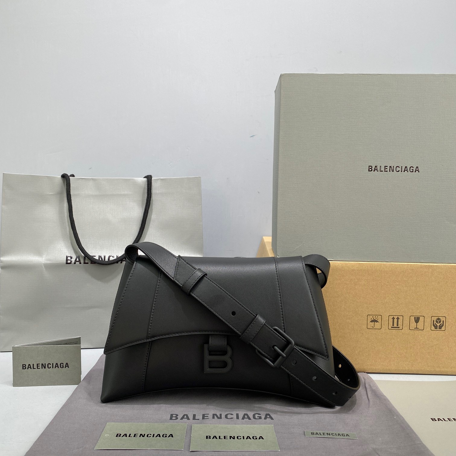 fb638e_6316840edf8d43608d5b18ce241bc5f3mv2.jpg Balenciaga Downtown 29 Black - Image 1