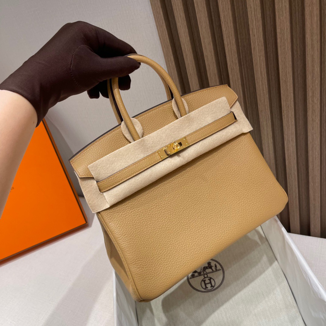 fb638e_63b6062a8b29435297925389806c89a9mv2.jpg Birkin 25 Togo Biscuit Color&Gold Buckle - Image 1