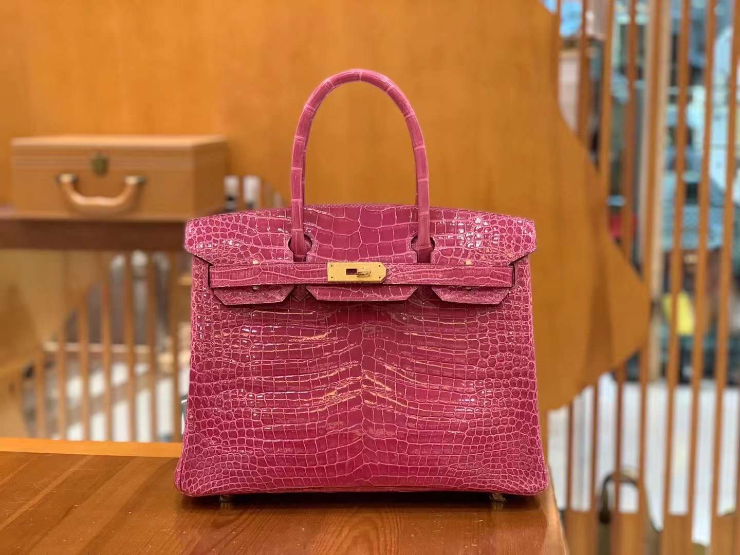 fb638e_6438c580af444952a4293e28105e28ccmv2.jpg Birkin 30 Crocodile Pink - Image 1