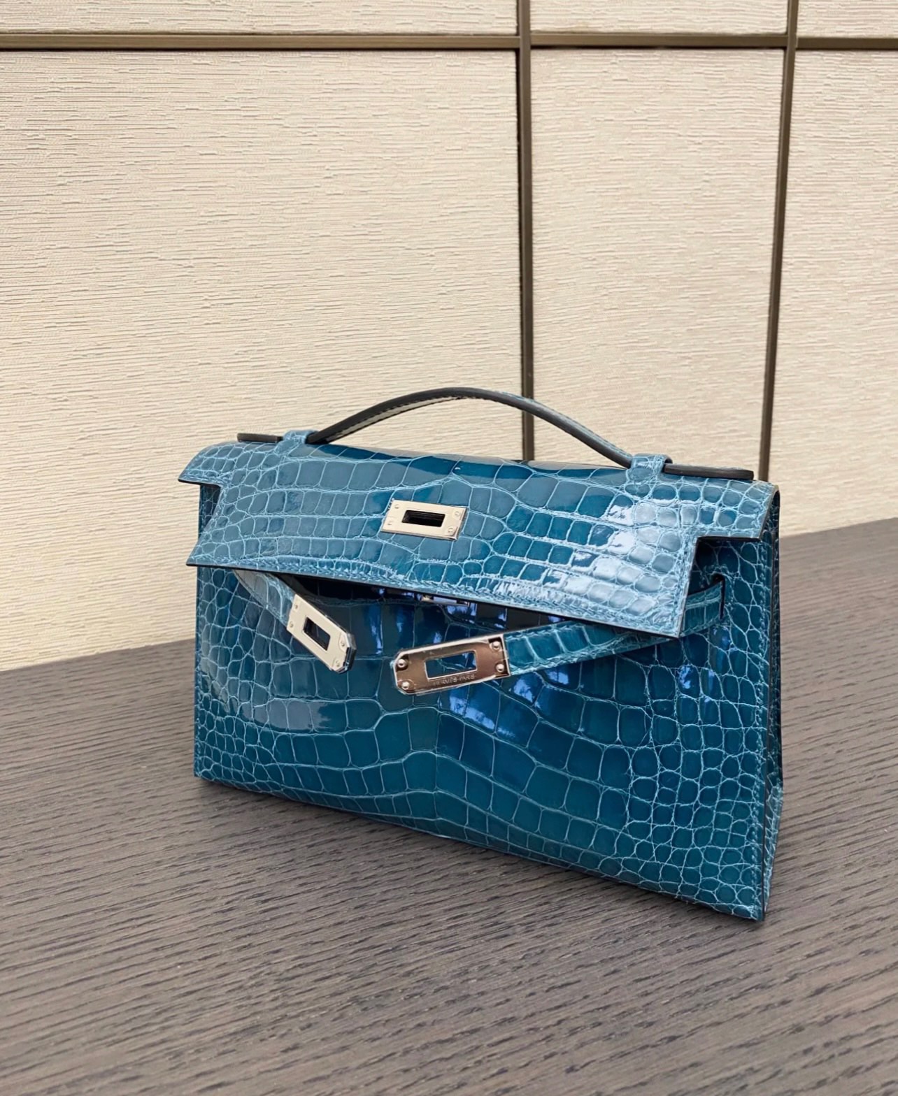 fb638e_6479d6d9167c4903bb1d33b03f6202e8mv2.jpg Kelly Pochette Shiny Alligator Bleu Izmir - Image 1