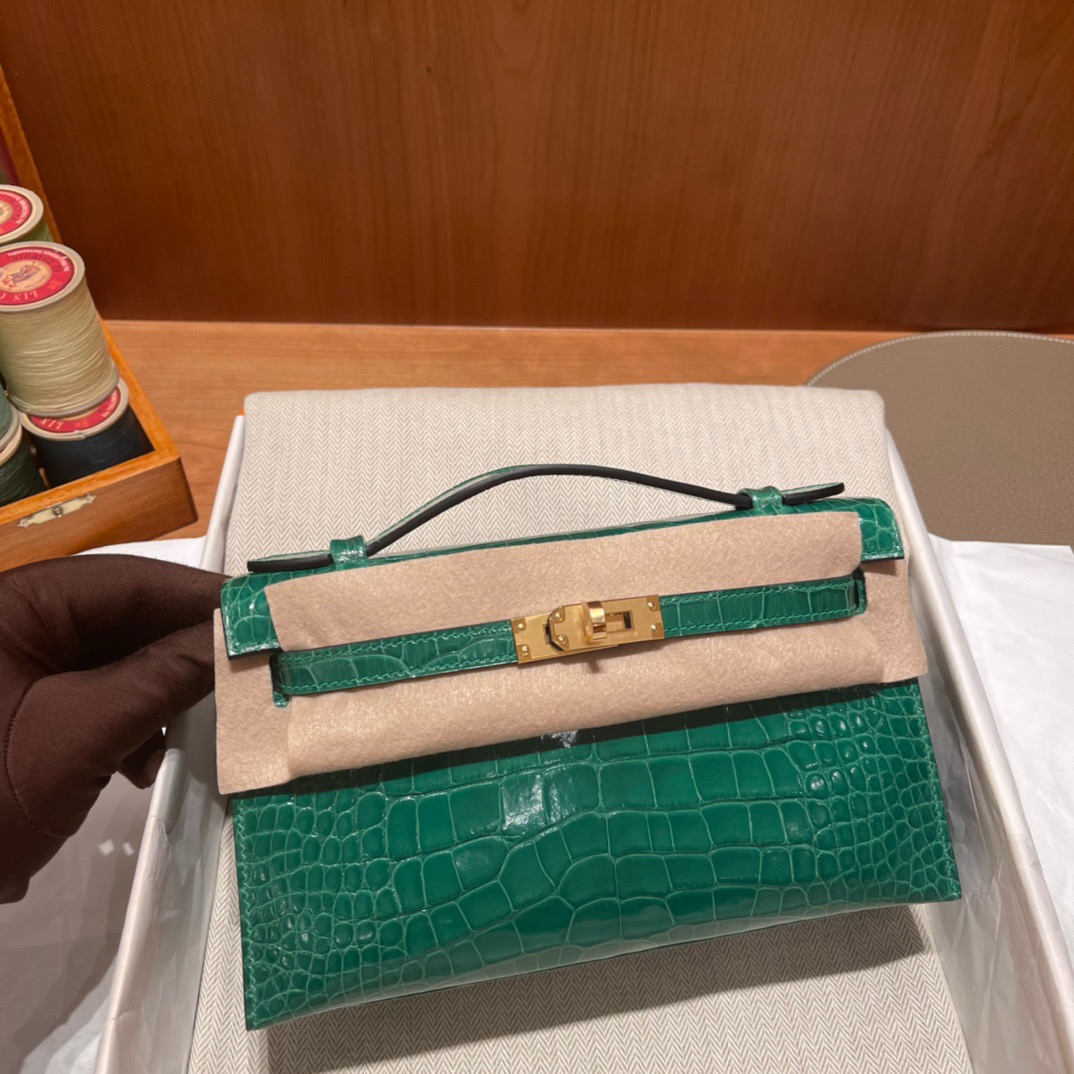 fb638e_647f4cd6c67340e5a1827402e6899739mv2.jpg Kelly Pochette Shiny Alligator Vert Émeraude - Image 1