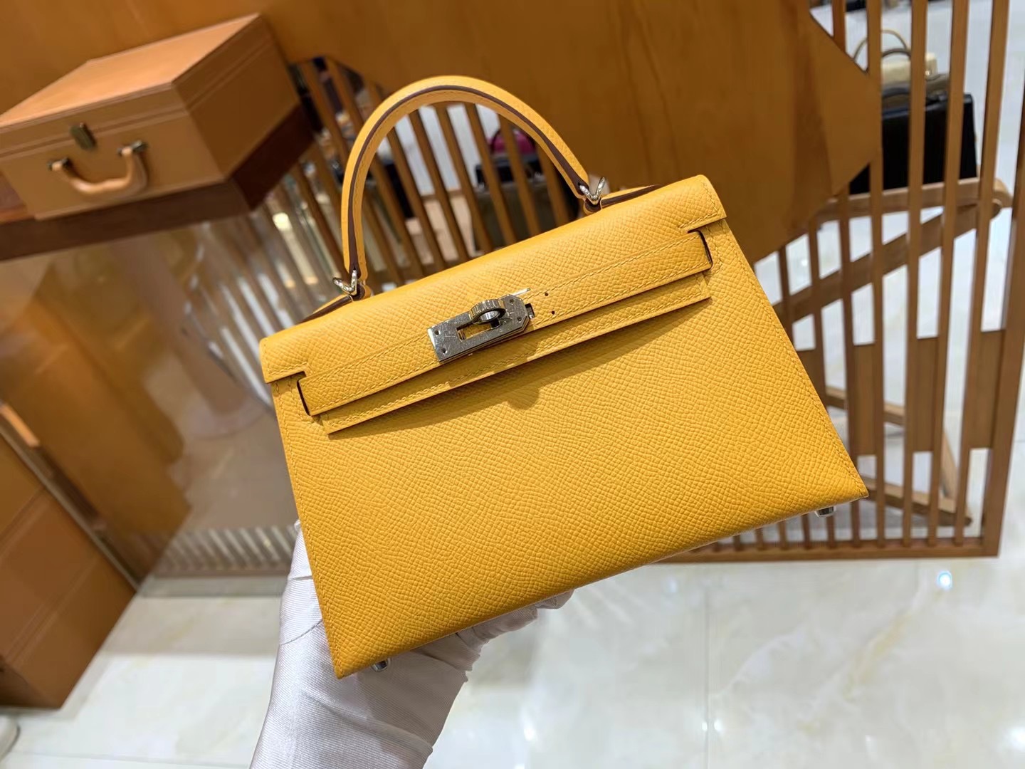 fb638e_6494366856b14cc1b525f761b4ed5f00mv2.jpg Mini Kelly Epsom Sun Gold - Image 1