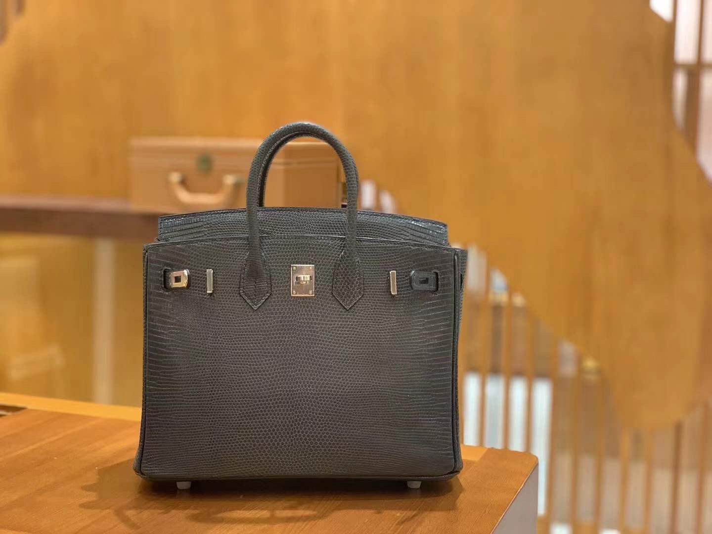 fb638e_6510621194b44177ba7b5954fed29c23mv2.jpg Birkin 25 Lizard Pewter Grey - Image 1