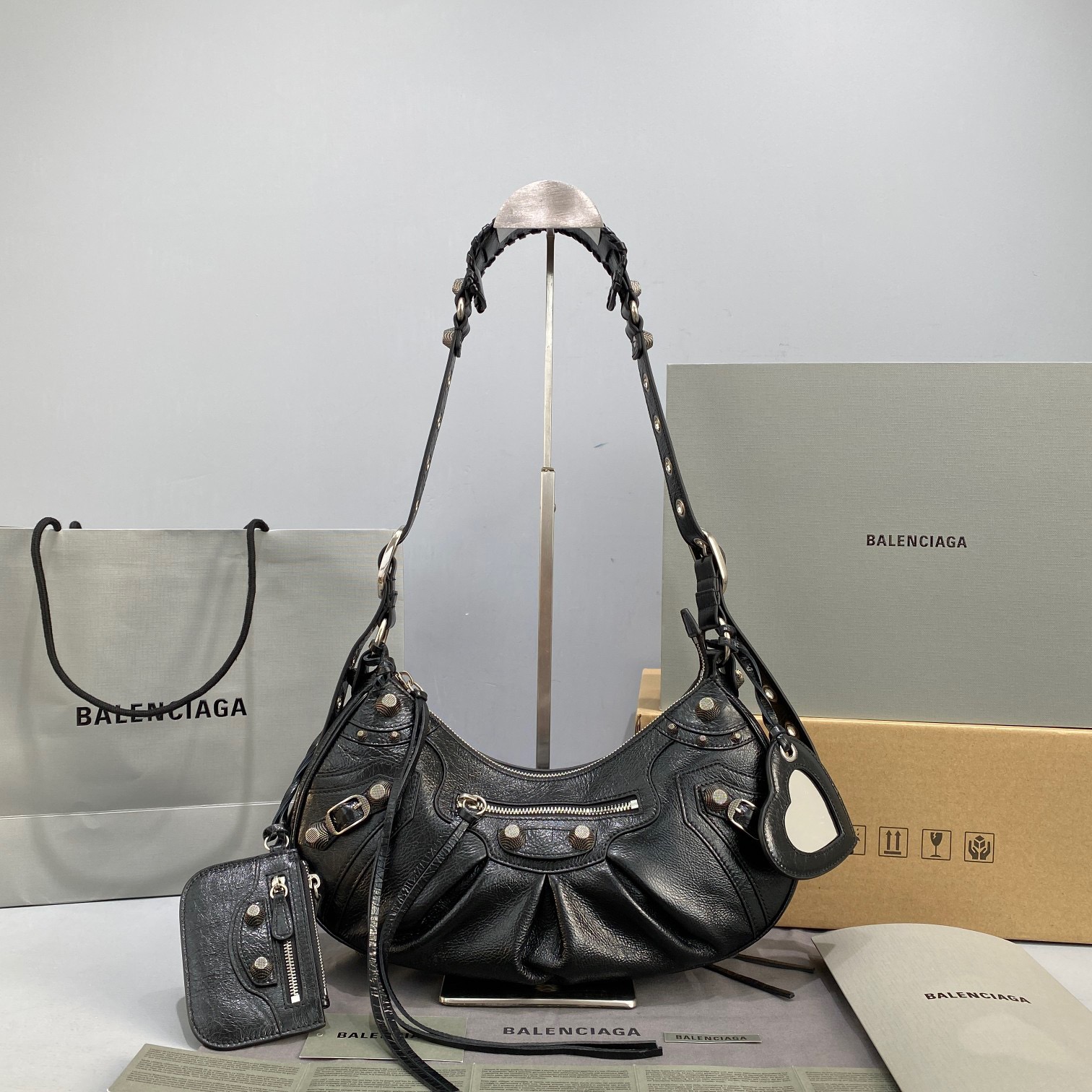 fb638e_65d5059b4e2c4fc1a7e5a89e521ff55bmv2.jpg Balenciaga Le Cagole 33 Black - Image 1