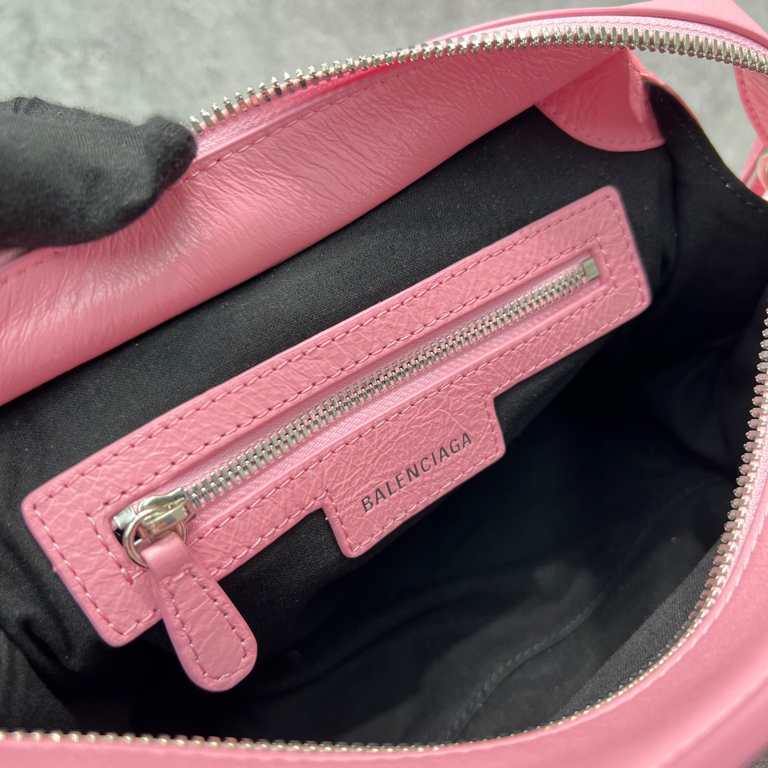 Balenciaga Neo Cagole 26 Oil Wax Pink - Image 9