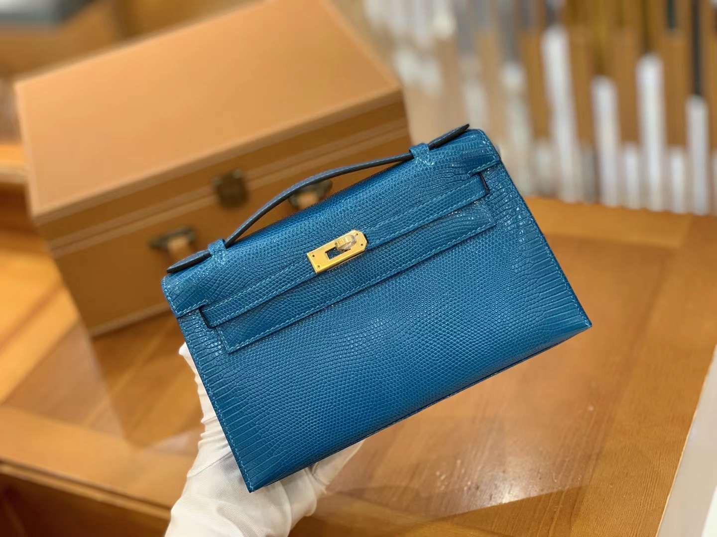 fb638e_67023bd1d7894b59a610ce3bcbed8a46mv2.jpg Pochette Lizard Blue - Image 1