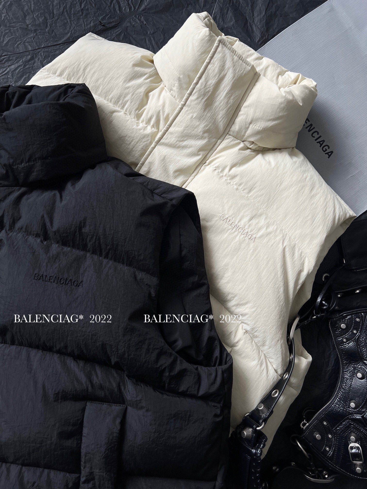 fb638e_675a3db99fe84610af058b6ff52bf2b6mv2.jpg Balenciaga White Down Vest - Image 1