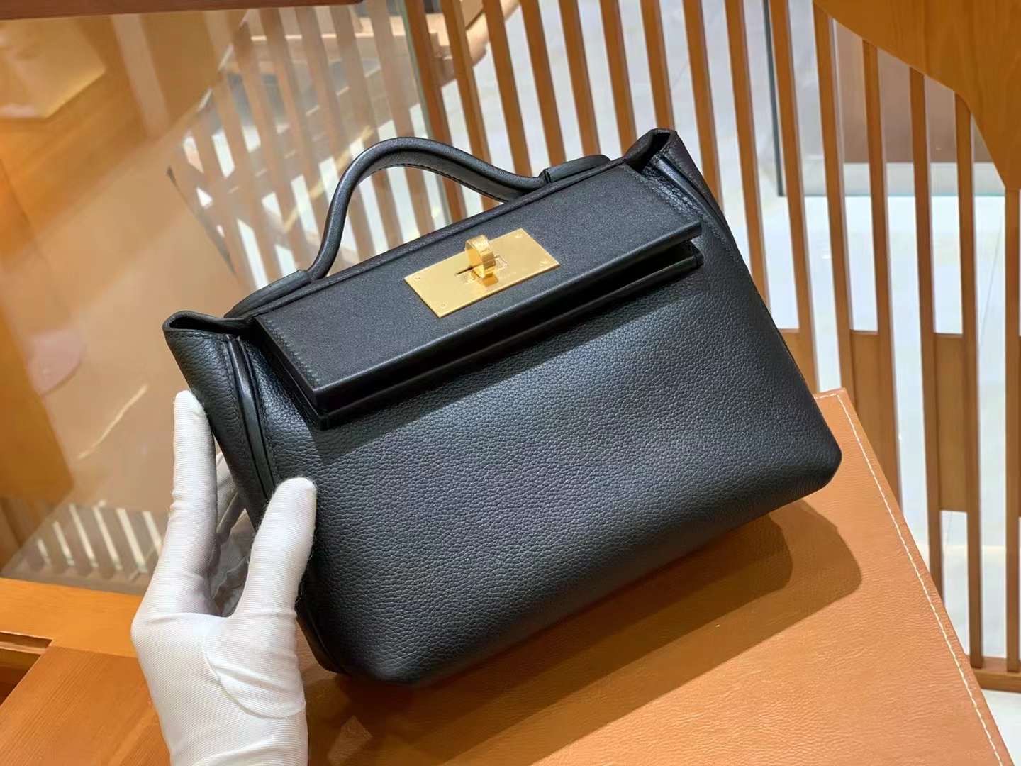 fb638e_67fdfdca844f431087f8bcb19c7ba231mv2.jpg Hermes Mini 24/24 Noir - Image 1