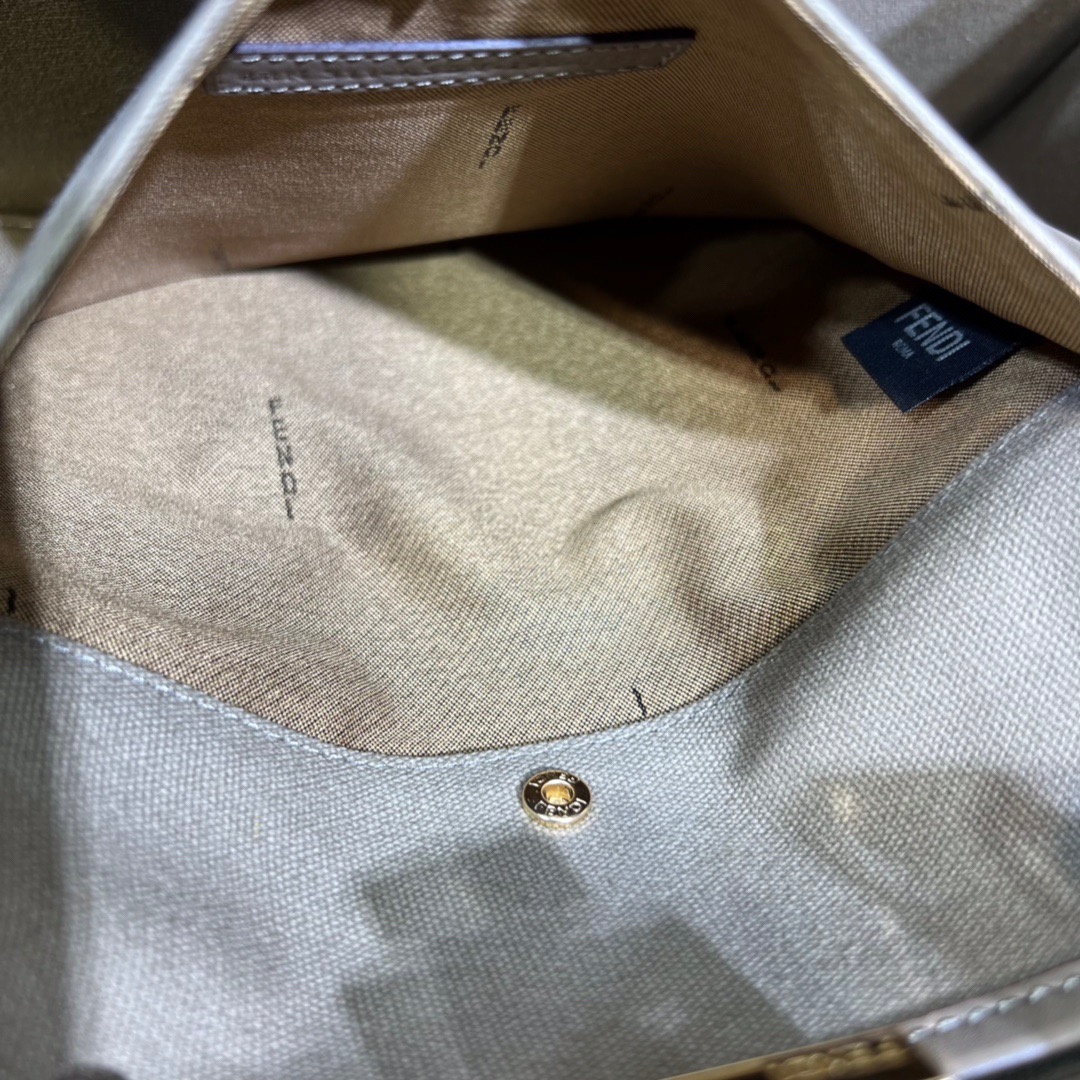 Fendi Peekaboo X-Tote Medium Bag - Image 8