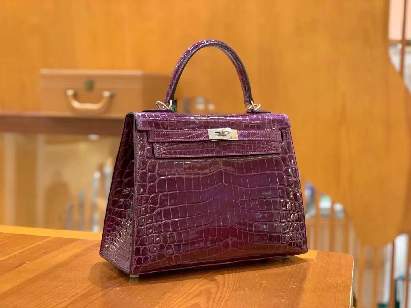 fb638e_6ef92b05a996486688a5080bcfd9dbecmv2.jpg Kelly 25 Crocodile Niloticus Shiny Crystal Purple - Image 1