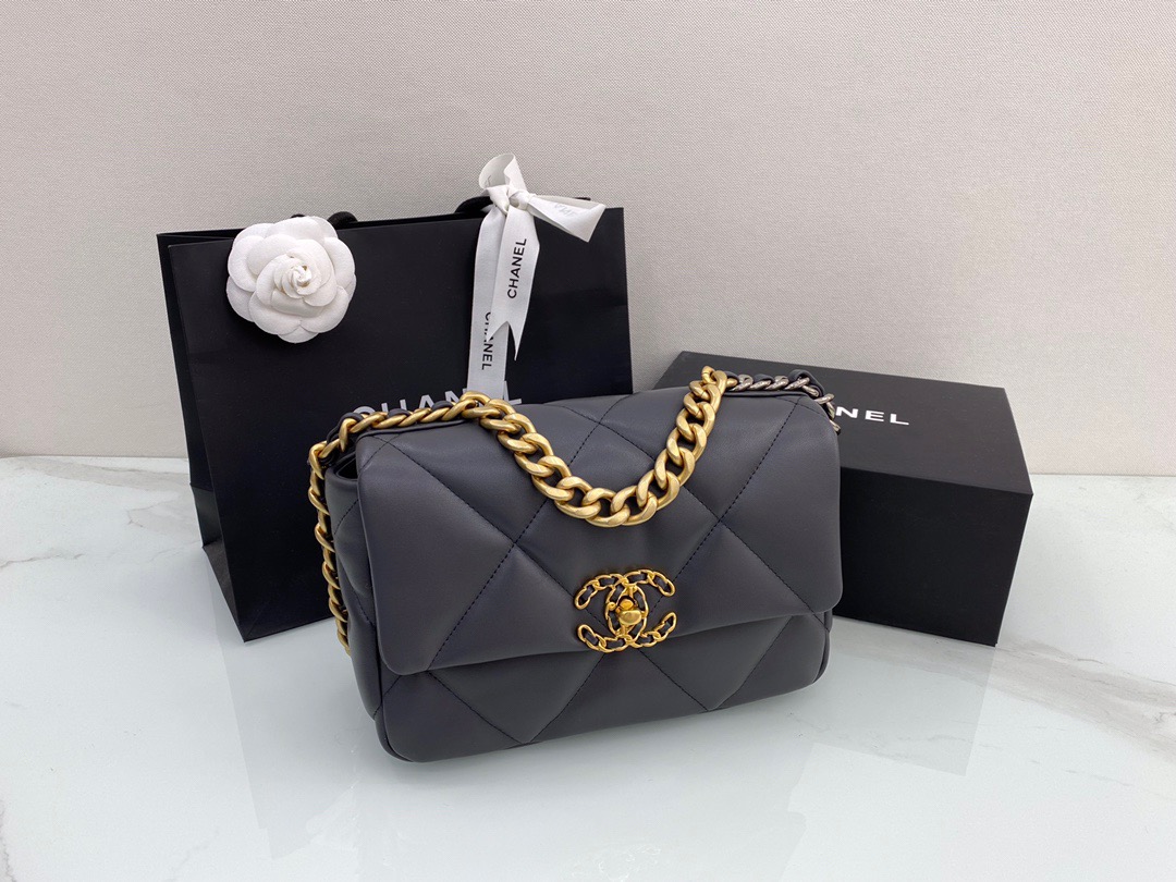 fb638e_6f3ec73c91964c938e6e4aa2a72c8d4amv2.jpg Chanel 19 Lambskin Black - Image 1