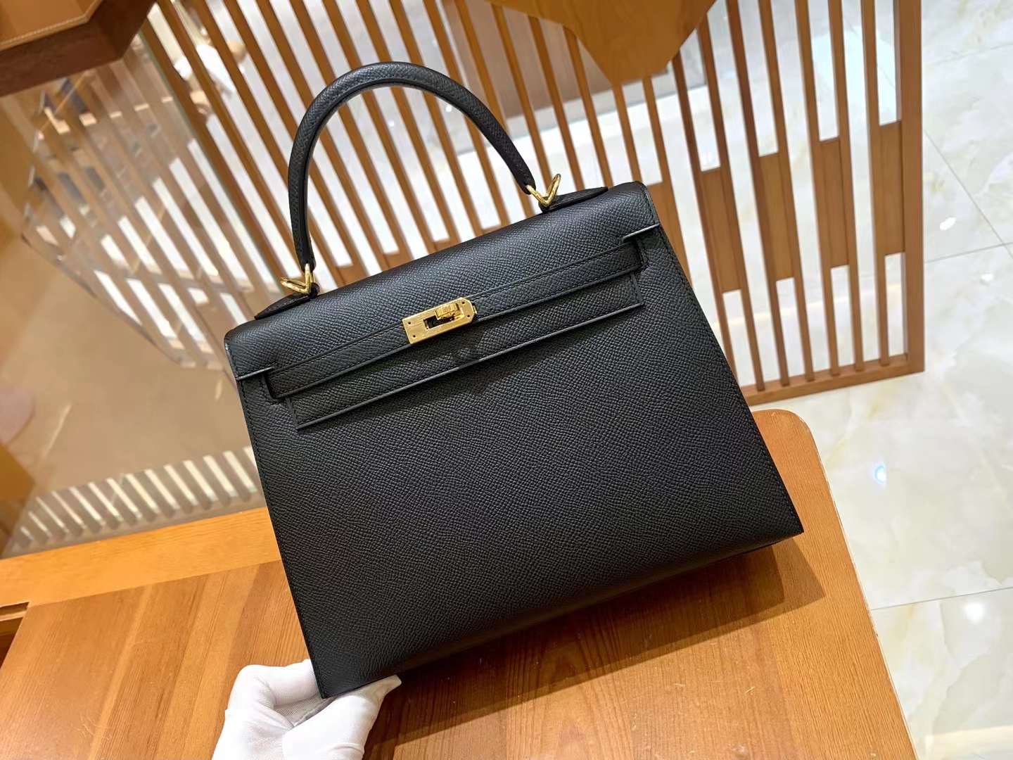 fb638e_6f755b35b9634f4586613b7544e9c221mv2.jpg Kelly 25 Epsom Black - Image 1