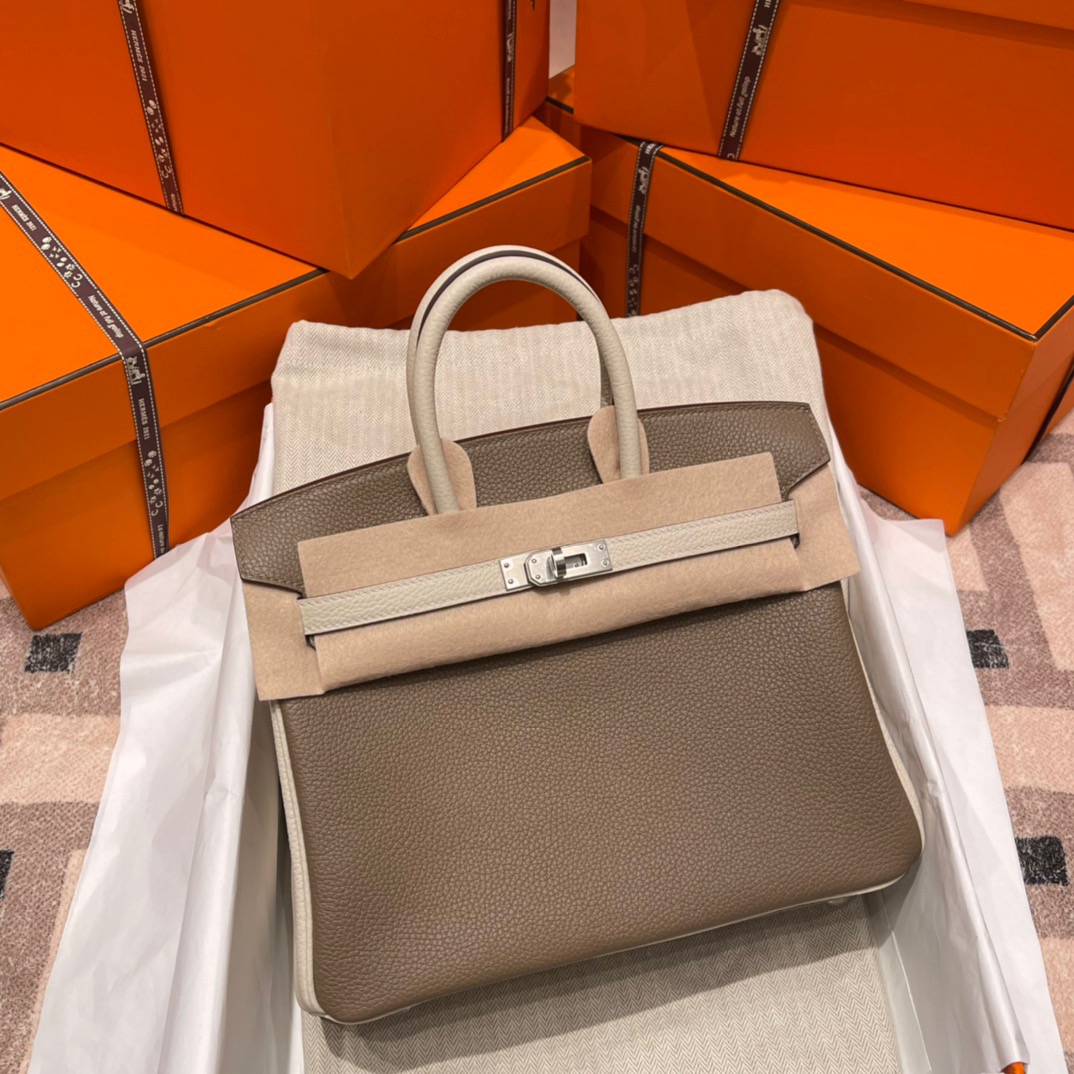 fb638e_70acea881b6b4e549579c2dee9403bdcmv2.jpg Birkin 25 Togo Eutope&Craie White - Image 1