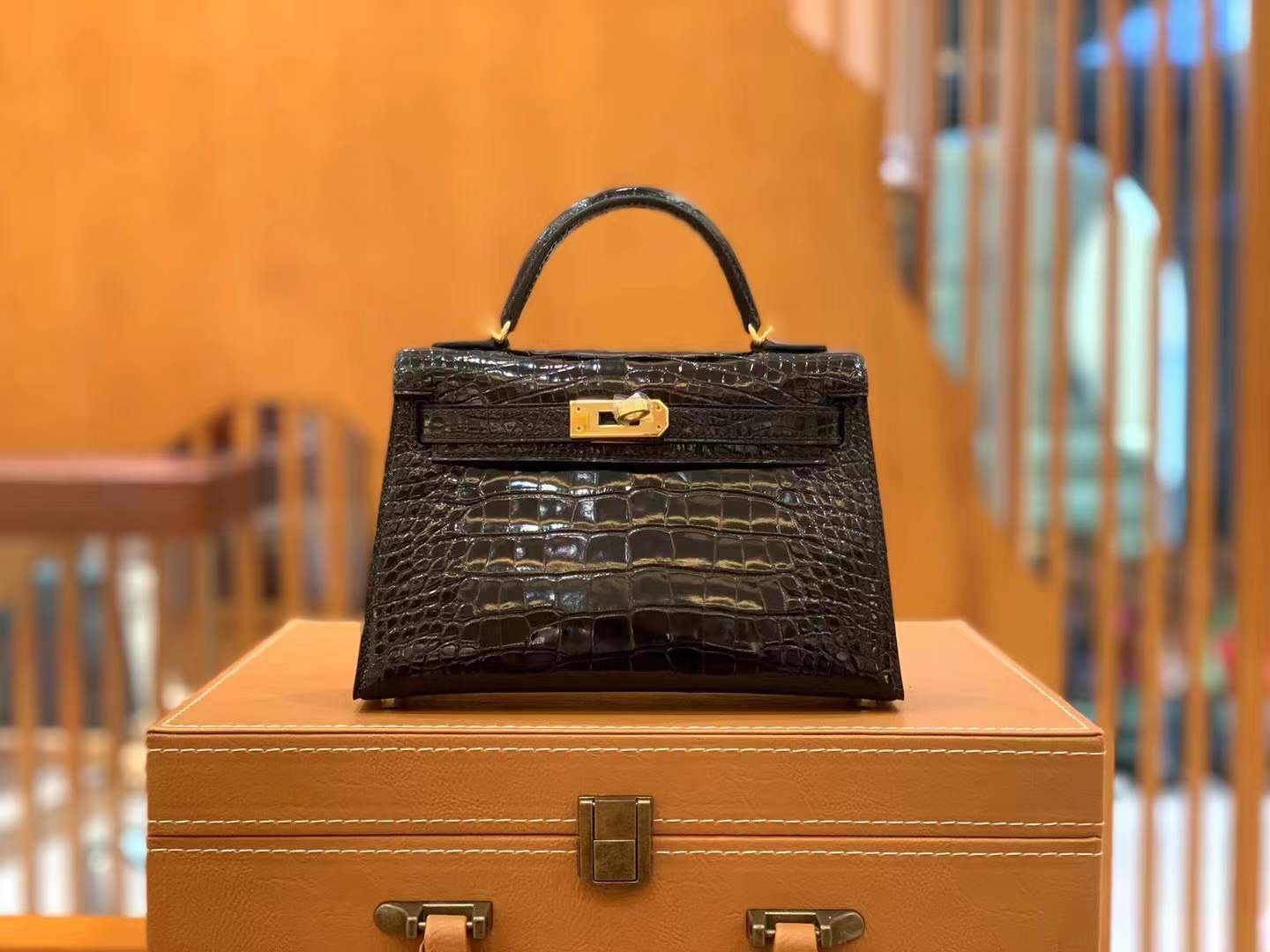 fb638e_71487b7960a44166b84e6b2381518c9bmv2.jpg Mini Kelly Crocodile Black Gold - Image 1