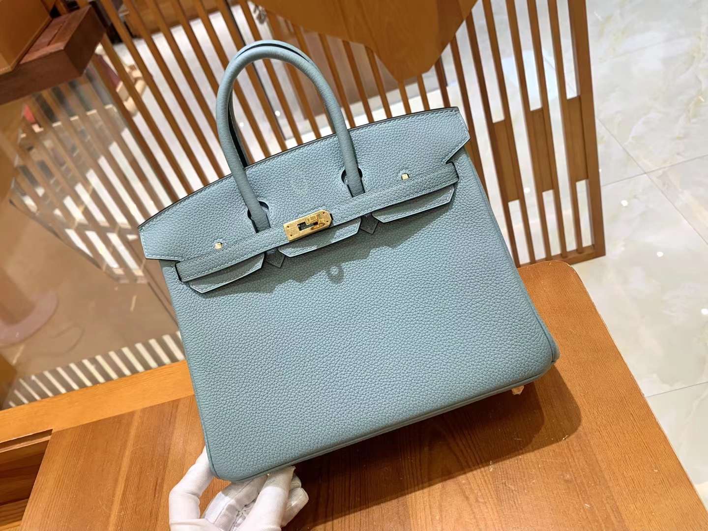 fb638e_72781fb85fb6490dba716738eff29282mv2.jpg Birkin 25 Togo Linen Blue - Image 1
