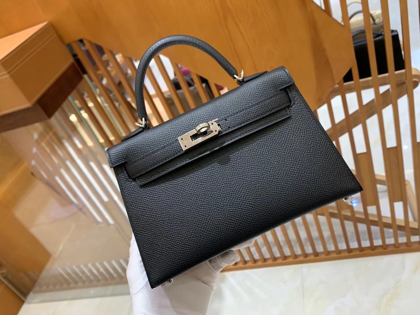 fb638e_741c97280be04377af036e76f320475fmv2.jpg Mini Kelly Epsom Black - Image 1