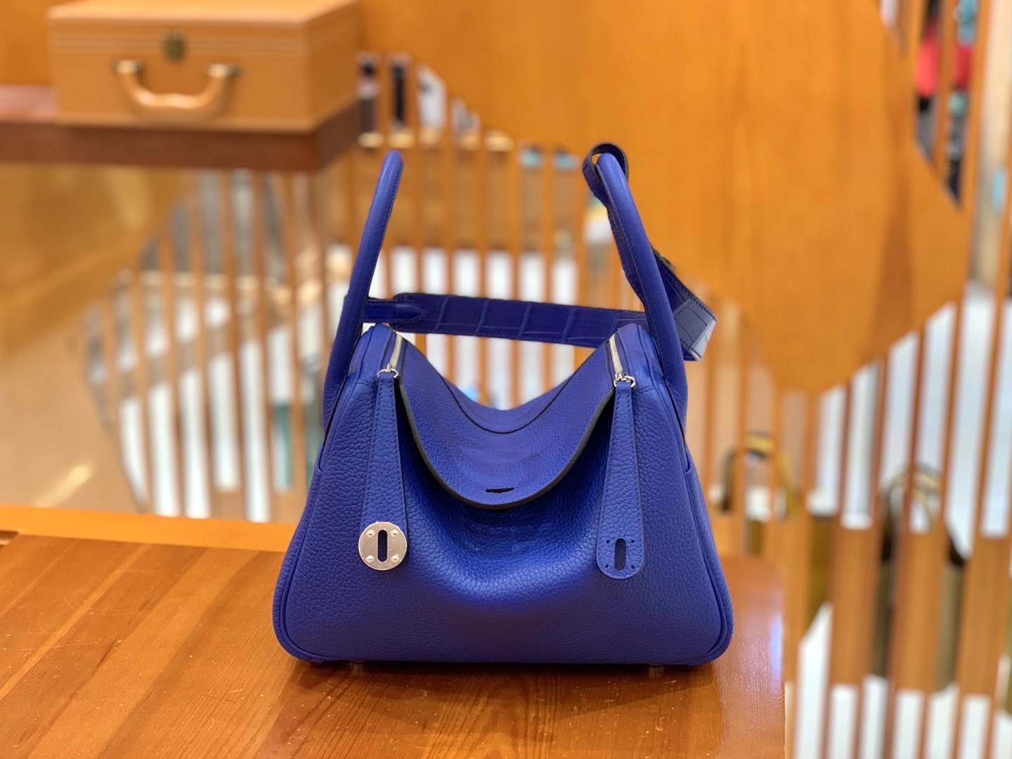 fb638e_756413eebd3343f796fc0eeea62b0d8amv2.jpg Mini Lindy 26 Swif&Crocodile Electric Blue - Image 1