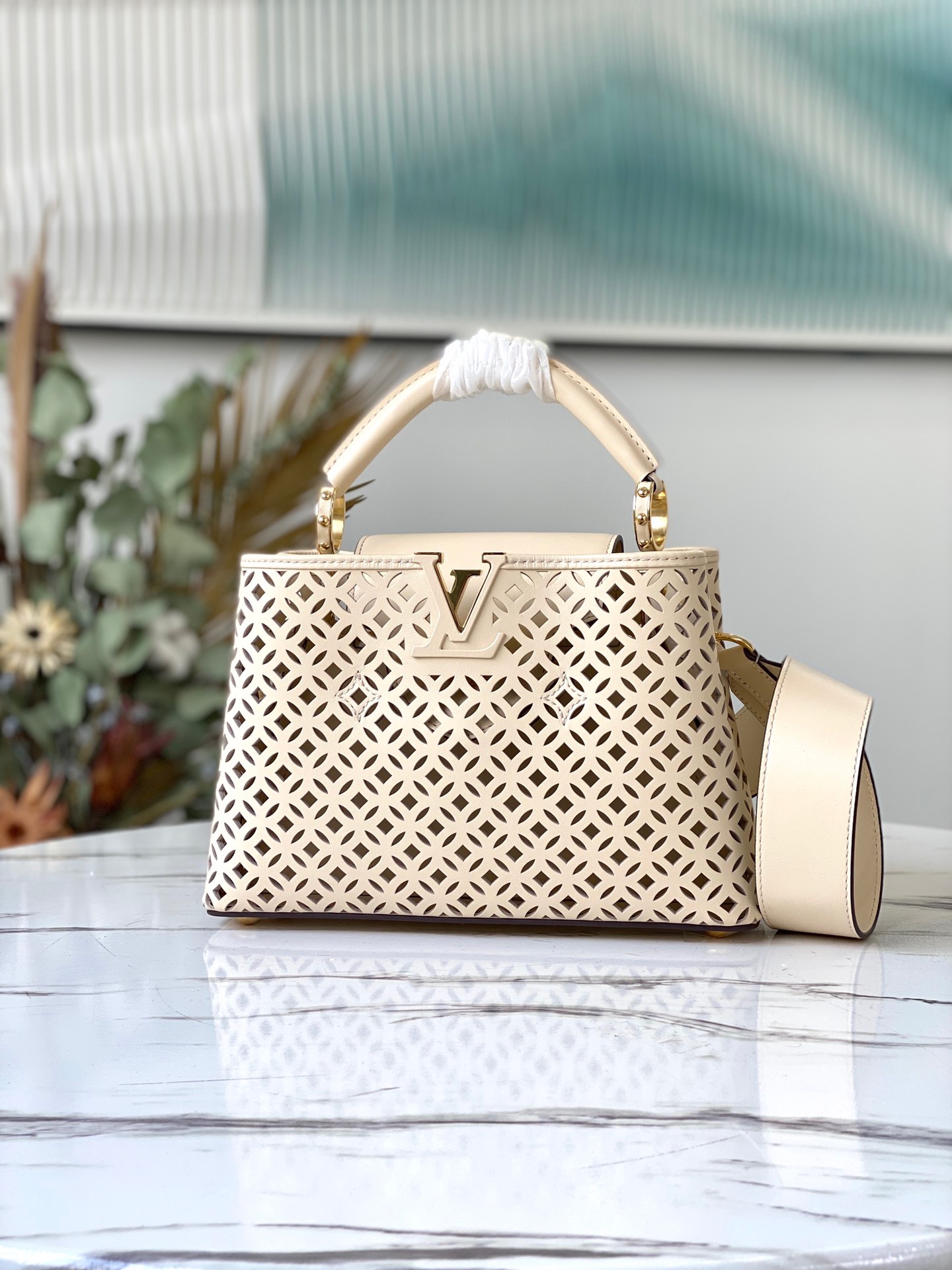 fb638e_75ae31eb55f2422ca759ddcda63f7ad4mv2.jpg Louis Vuitton Capucines BB Small Cutout Handbag in Light Beige - Image 1