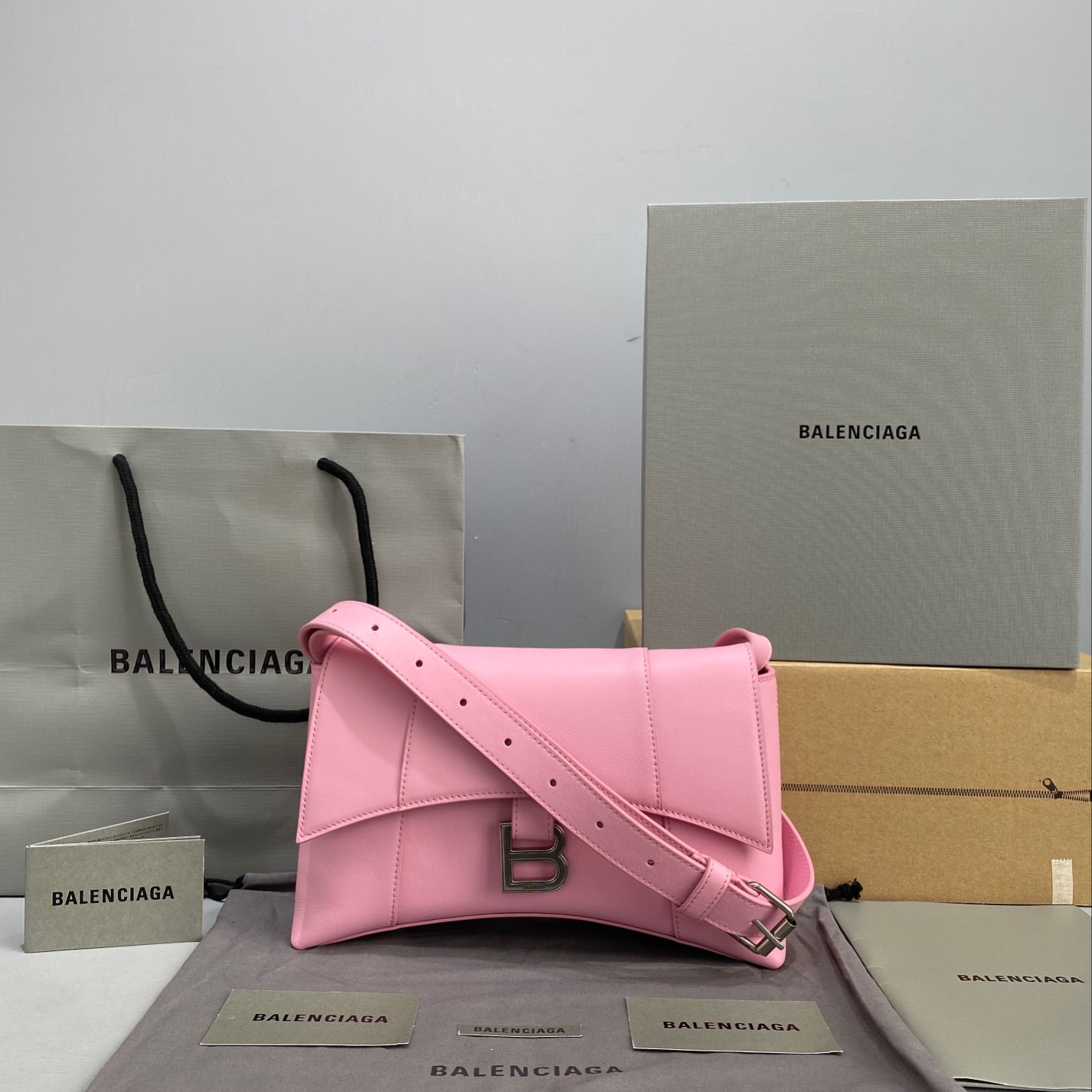 fb638e_775b909f928f479ba918687a8a65e123mv2.jpg Balenciaga Downtown 25.5 Pink - Image 1
