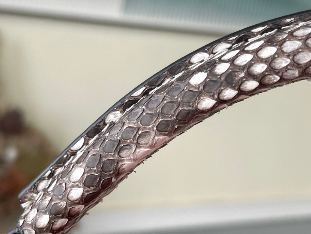 Louis Vuitton Capucines BB Medium Handbag in Red - Image 8