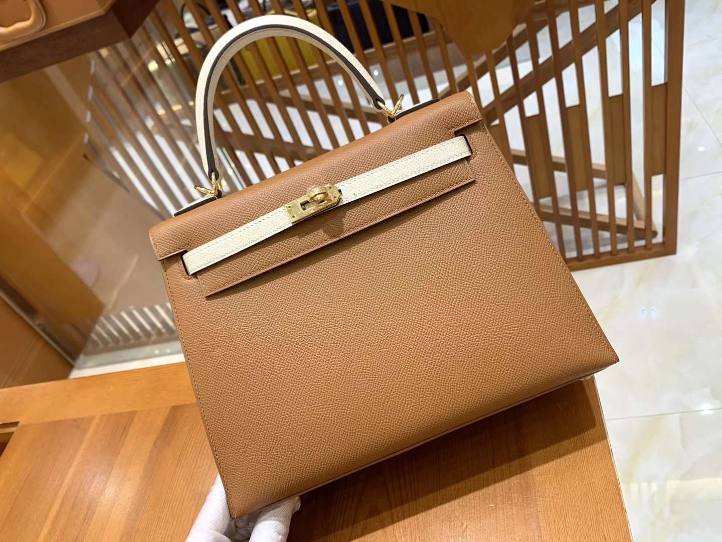 fb638e_7880358a7bac4e60b3dc1b75204f7f2fmv2.jpg Kelly 25 Epsom Golden Brown & Craie - Image 1