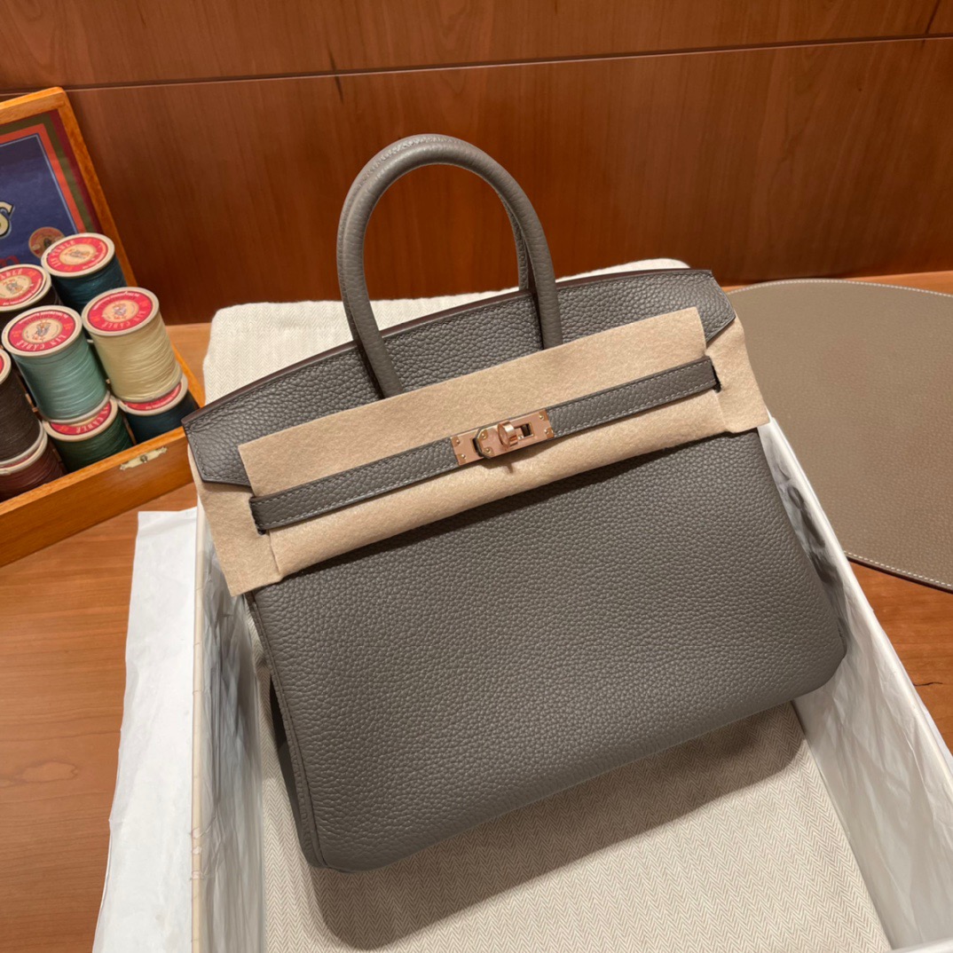 fb638e_79eb6209bf264e72b41a2f13be9106e4mv2.jpg Birkin 25 Togo Pewter Grey - Image 1