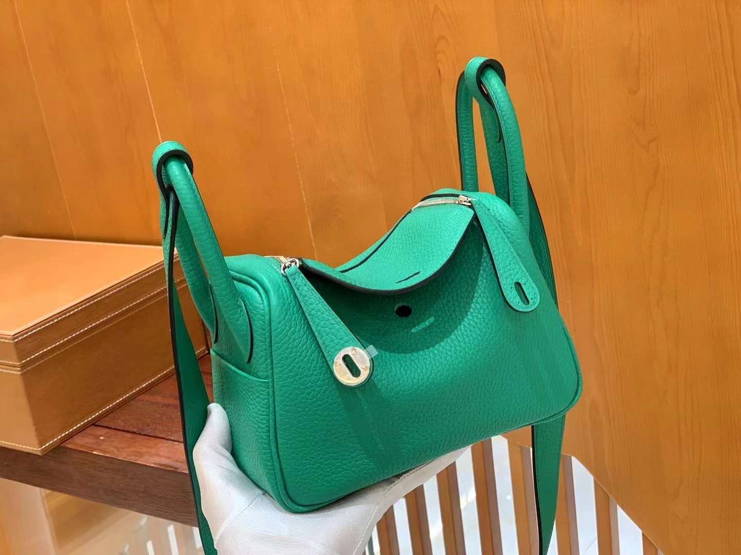 fb638e_7a1ab407ab2741fb8a93489be0a604abmv2.jpg Mini Lindy 18 Mint Green&Electric Blue - Image 1