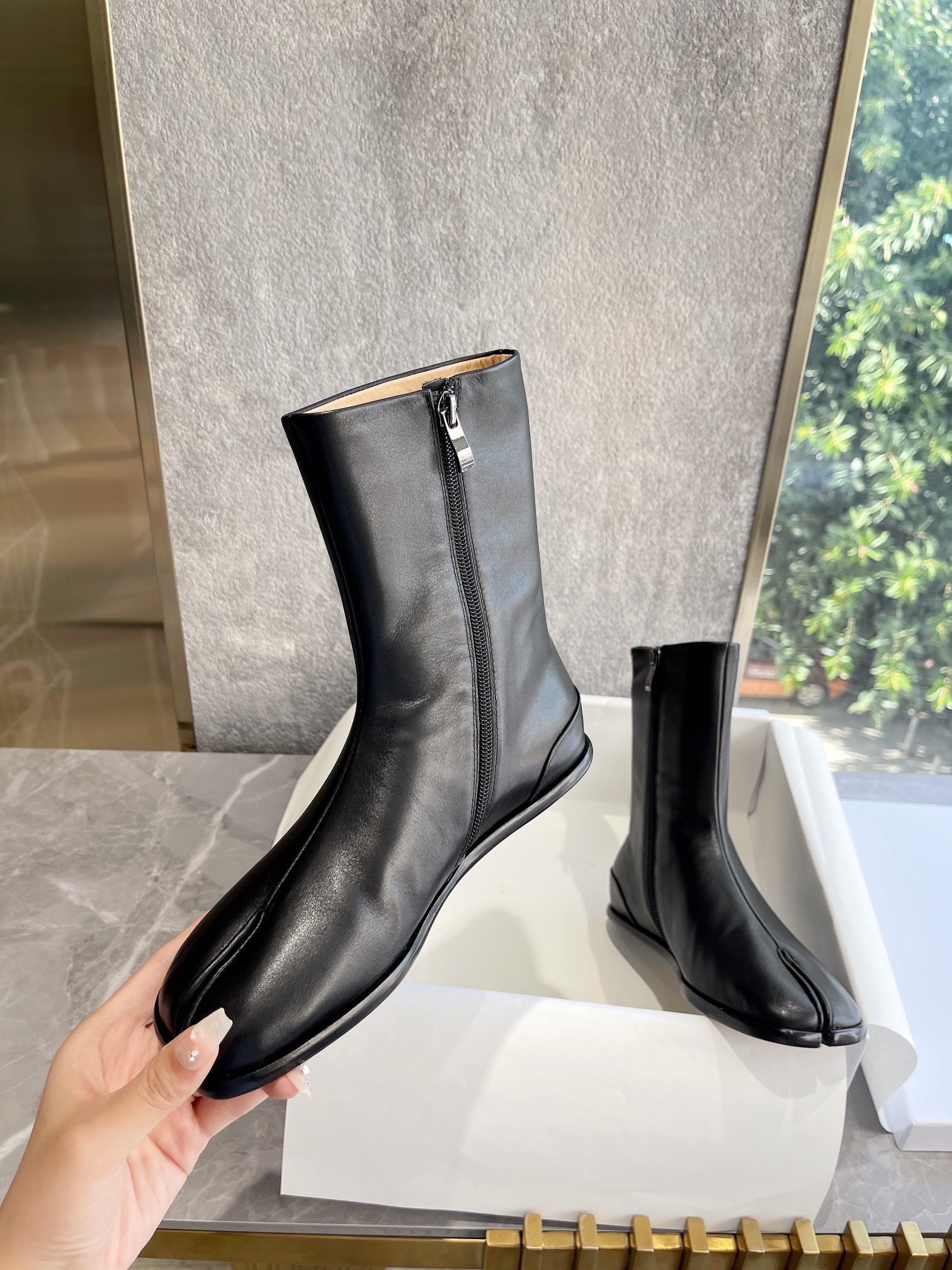 fb638e_7a3f969077f5412fa15ddca5ce0f5541mv2.jpg Maison Margiela Pointed Toe Boots - Image 1