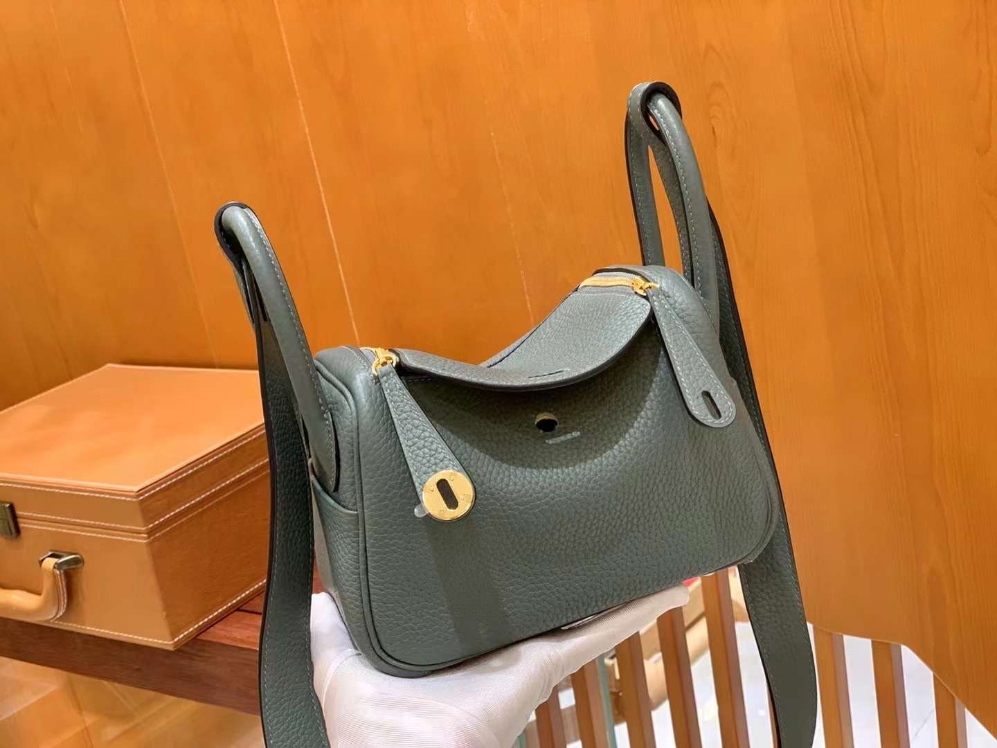 fb638e_7a7e30c8385d40d1ad2cc1139d98f32emv2.jpg Mini Lindy 18 Almond Green&Amber Yellow - Image 1