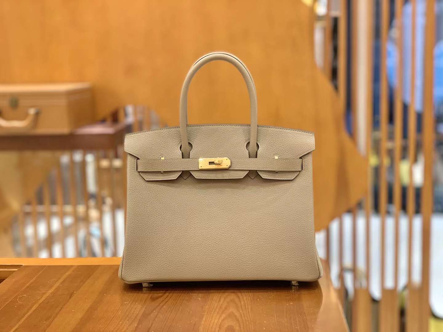 fb638e_7acf1795152b4335a0b071ea7f6eab64mv2.jpg Birkin 30 Togo Trench Coat Grey - Image 1