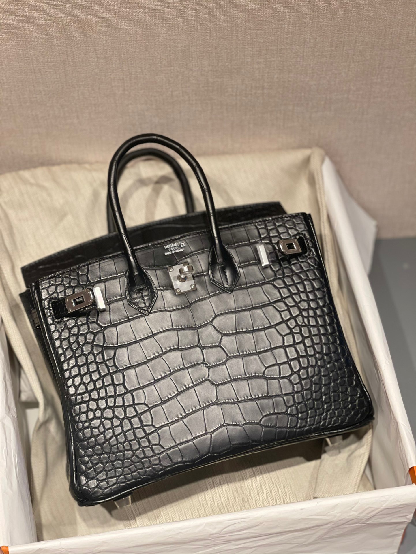fb638e_7af15e2946444887aaa5dfe50855248bmv2.jpg Birkin 25 Matte Alligator Black - Image 1
