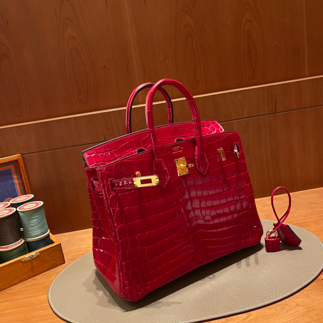 fb638e_7b1181c27b9f4d399b77a26d662fa6e7mv2.jpg Birkin 25 Niloticus Crocodile Shiny Flag Red - Image 1