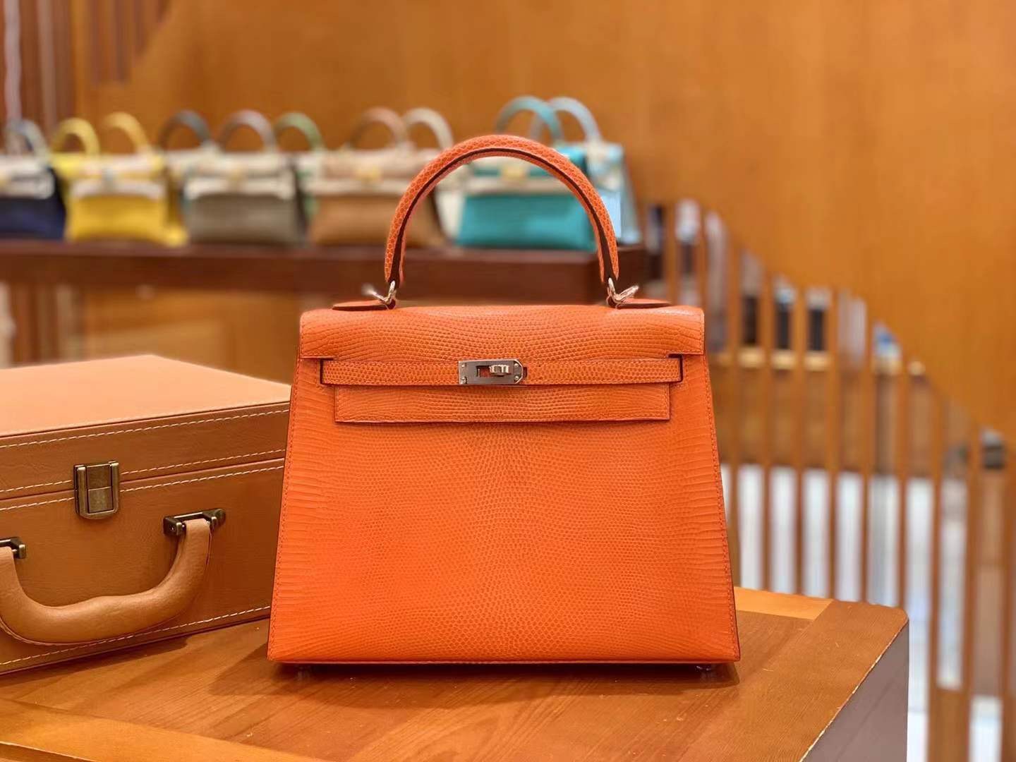 fb638e_7e9023e14d4049c18c8be209d39b20abmv2.jpg Kelly 25 Lizard Orange Red - Image 1